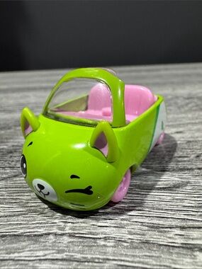 Shopkins | Cutie Cars #8: Peely Apple Wheels - Mini Die-Cast Metal Car